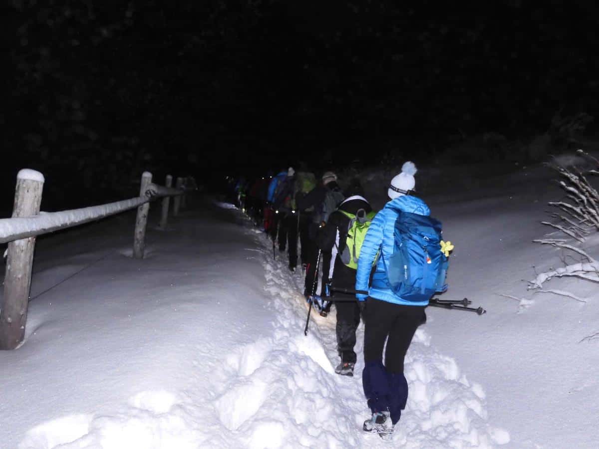 150 pohodnikov se je odpravilo na nočni 30. pohod Čez goro k očetu (FOTO)