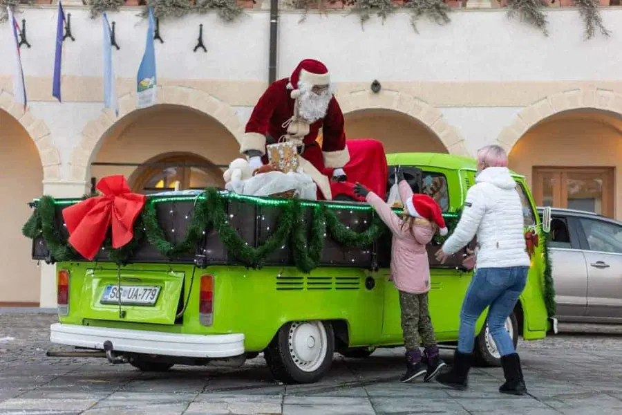 Ne zamudite! Danes začenja z obiskom prvih mestnih četrti MO Slovenj Gradec Božiček s spremstvom
