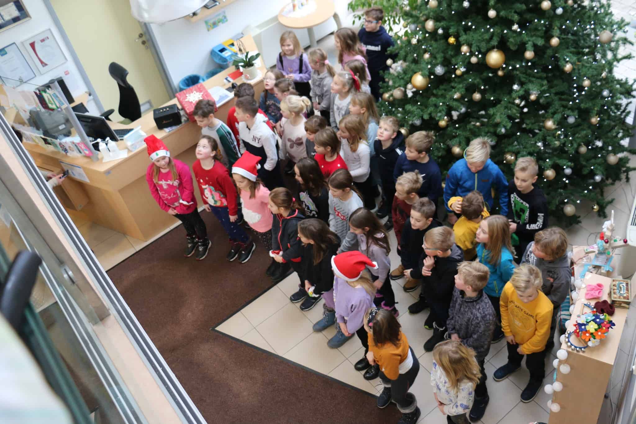 Učenci OŠ Šmartno pri Slovenj Gradcu polepšali dan stanovalcem Koroškega doma starostnikov Slovenj Gradec