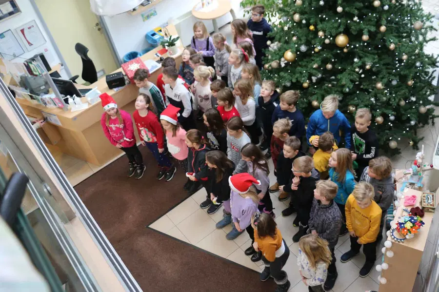 Učenci OŠ Šmartno pri Slovenj Gradcu polepšali dan stanovalcem Koroškega doma starostnikov Slovenj Gradec