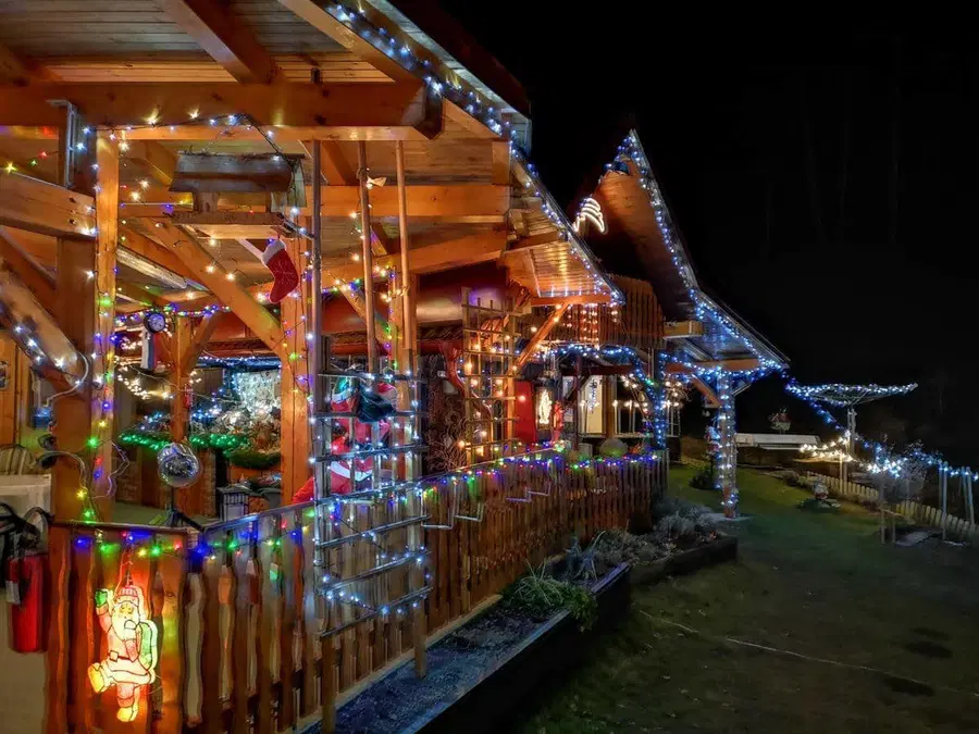 Posestvo Tonija Štrigla tudi letos krasijo številne lučke. Ste ga že obiskali?