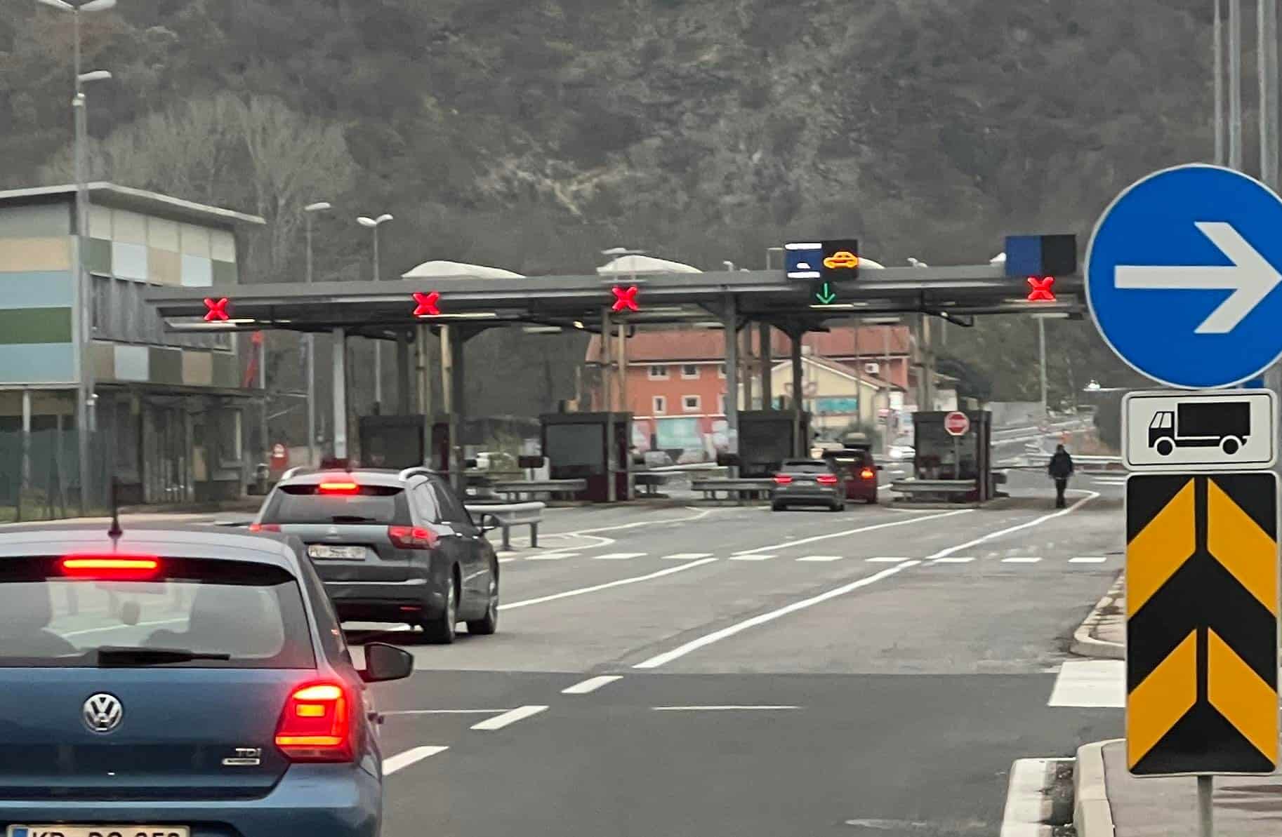 Hudodelska združba prevažala tujce, to oglaševala po družbenih omrežjih in zaslužila najmanj 3,2 milijona evrov 