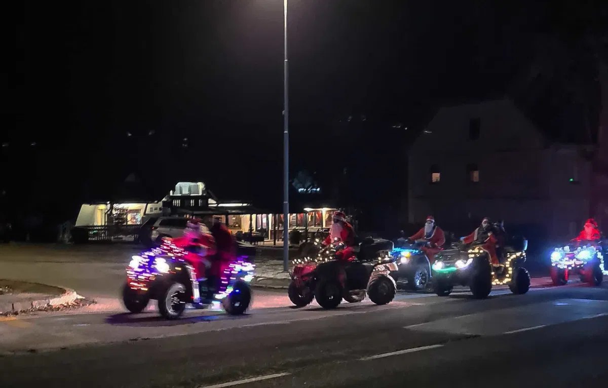 Nocoj je Božiček v spremstvu štirikolesnikov na poti po Mežiški dolini