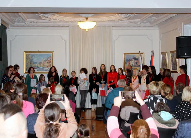 Prvi otroški božični koncert v dvorcu Bukovje je več kot uspel