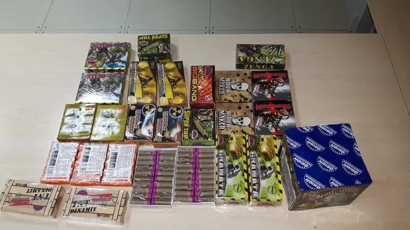 Mlajši osebi v roki eksplodiral pirotehnični izdelek in jo huje poškodoval