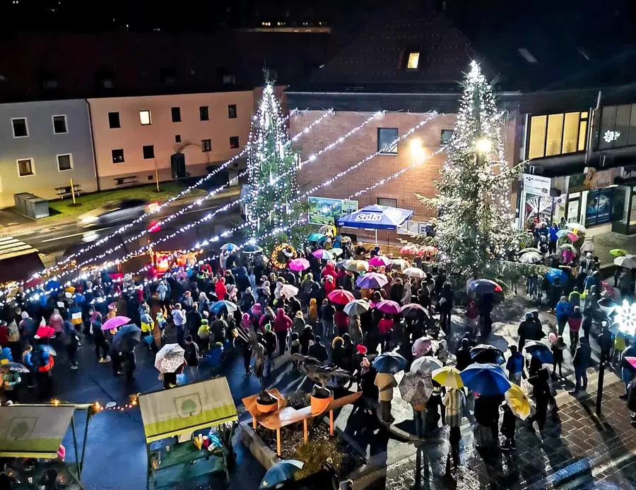 Tudi na Ravnah so vstopili v praznični december s prižigom lučk in obiskom Miklavža