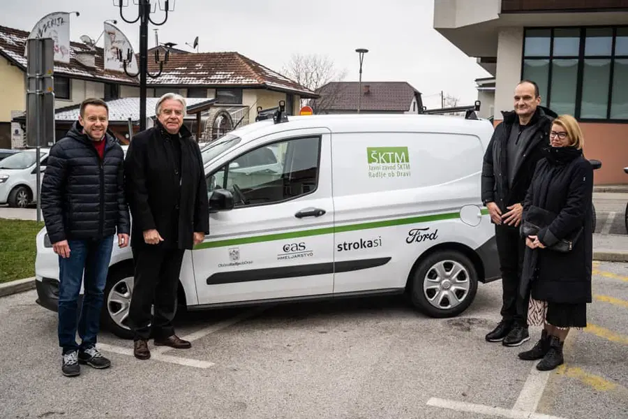 V Radljah ob Dravi so prevzeli vozilo za razvoz donirane hrane