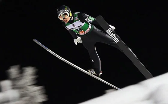 Slovenci na ekipni tekmi smučarskih skakalcev četrti, tesna zmaga Avstrijcem