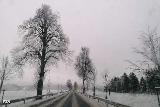 Dopoldne bodo padavine oslabele, zvečer se bodo znova okrepile