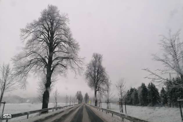 Dopoldne bodo padavine oslabele, zvečer se bodo znova okrepile