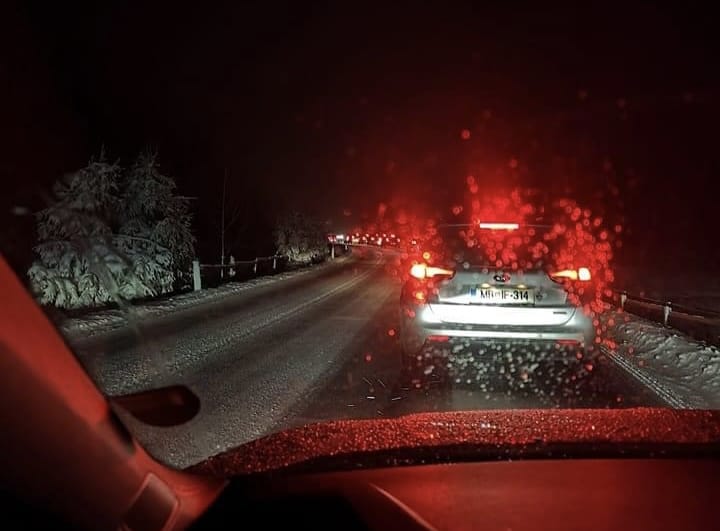 POZOR: Na Koroškem je na cestah pravi prometni kaos. O poledeneli cesti poročajo iz vseh koncev