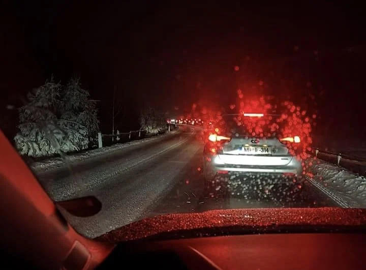 POZOR: Na Koroškem je na cestah pravi prometni kaos. O poledeneli cesti poročajo iz vseh koncev