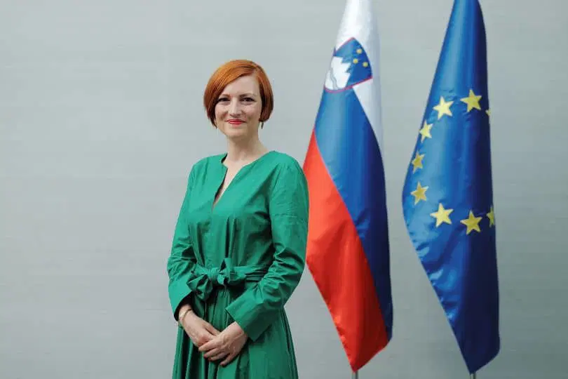 Ministrica Vrečko na slovesnosti v nekdanjem taborišču Auschwitz