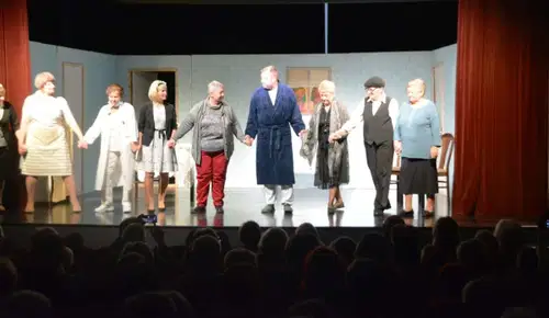 Gledališka igra Bele vrtnice na Ravnah pričarala sproščujoče kulturno doživetje