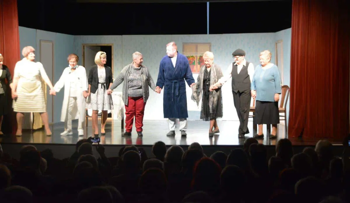 Gledališka igra Bele vrtnice na Ravnah pričarala sproščujoče kulturno doživetje
