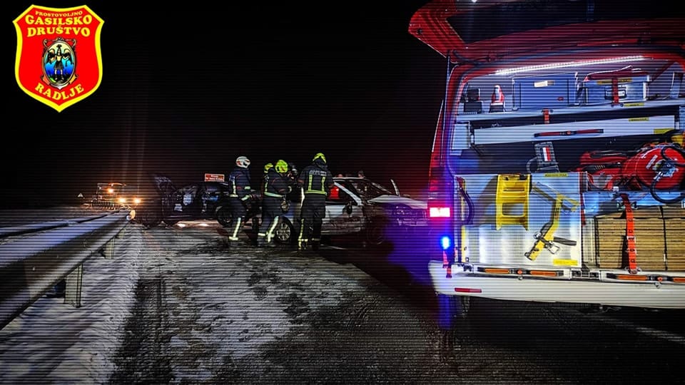 Na območju Mute trčili osebni vozili. Dve osebi prepeljali v bolnišnico