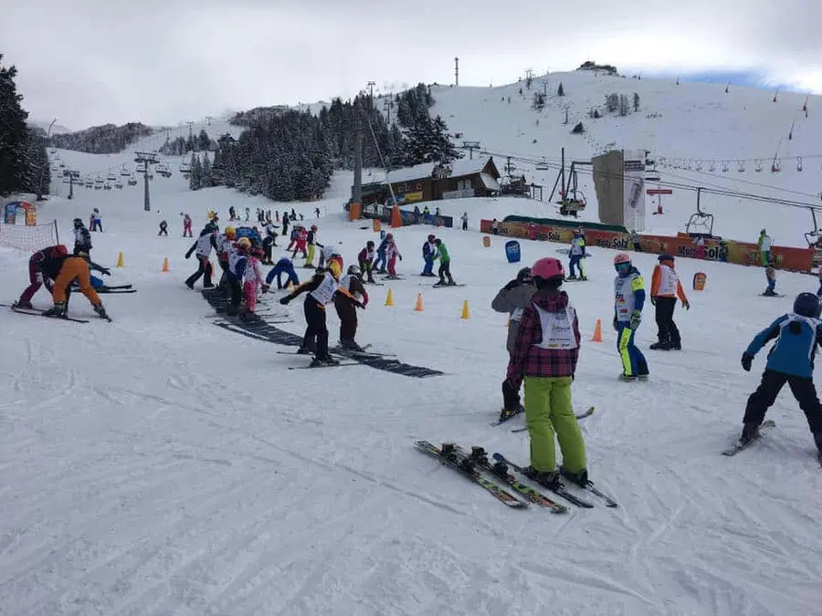 V okviru akcije Šolar na smuči je bilo včeraj veselo na Rogli