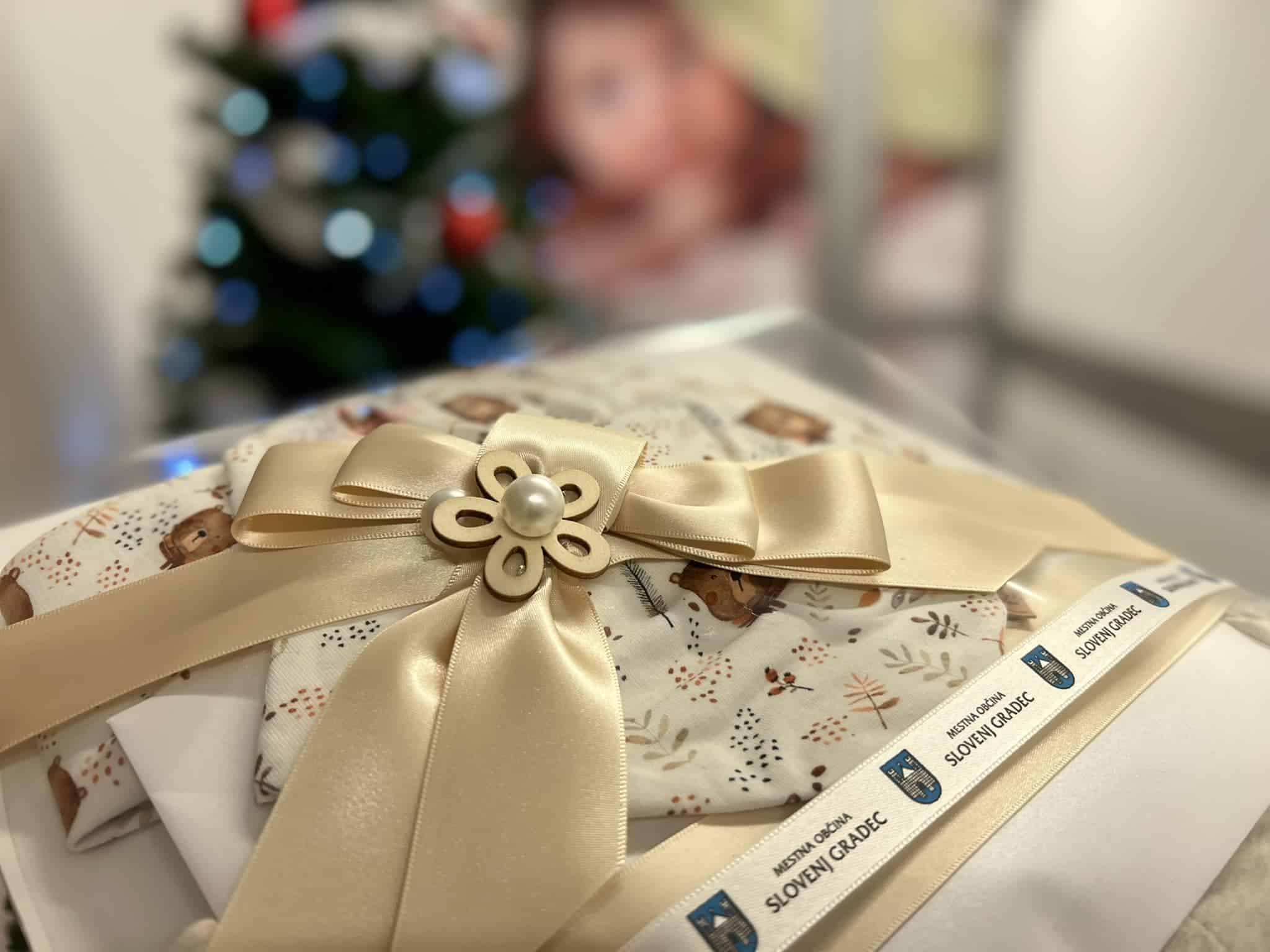 Župan Tilen Klugler dostavil darilo za prvo rojenega Slovenjgradčana Nika