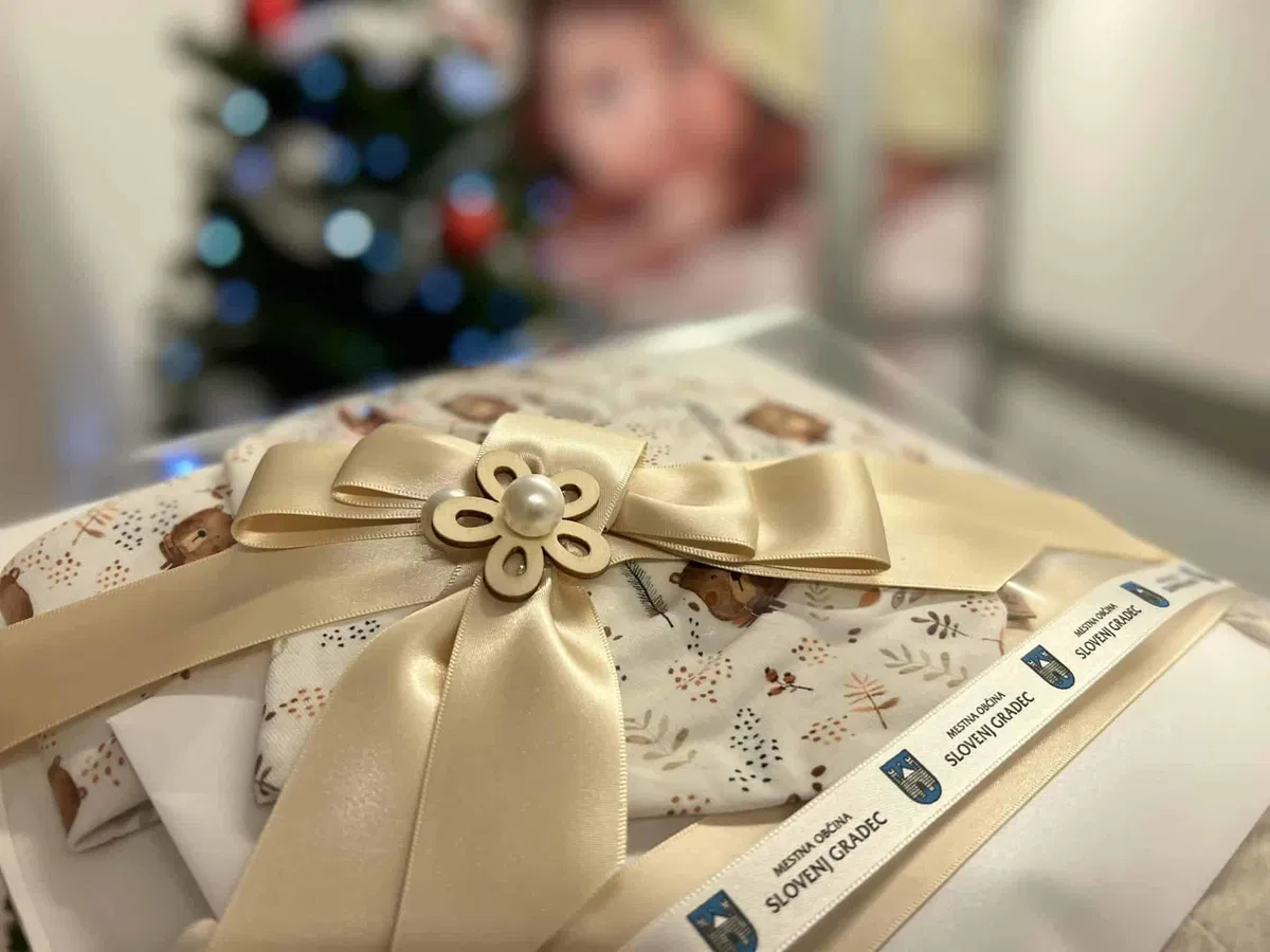 Župan Tilen Klugler dostavil darilo za prvo rojenega Slovenjgradčana Nika