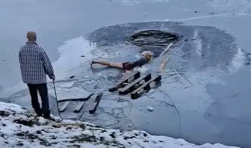 VIDEO: Pogumen Korošec rešil psa, ki je padel v zamrzjeno Ivarčko jezero