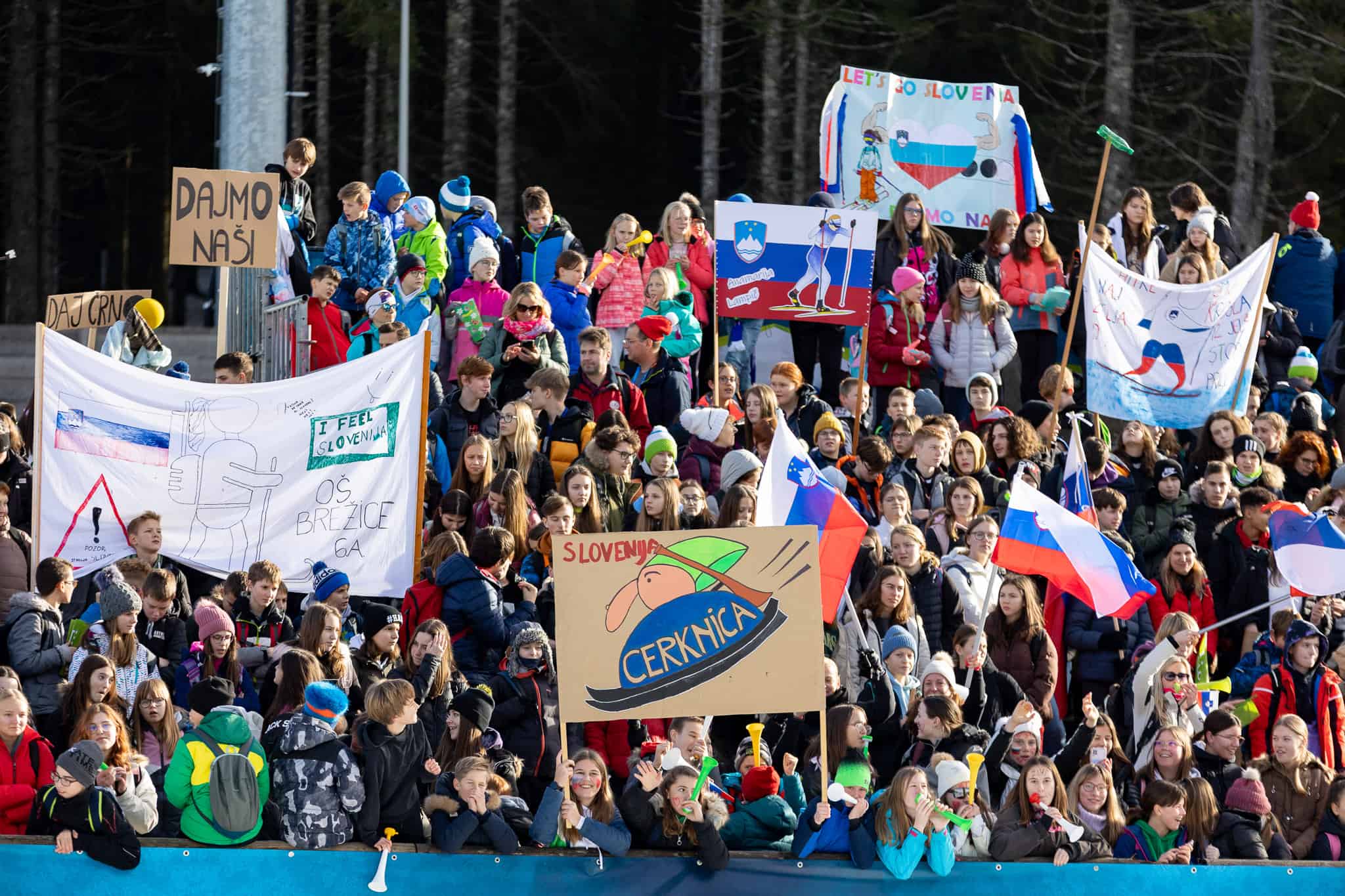 V okviru akcije Otroci Triglava je več kot 2.500 otrok iz vse Slovenije že devetič navijalo na Pokljuki. Med njimi so bili tudi otroci OŠ Koroški jeklarji (FOTO)