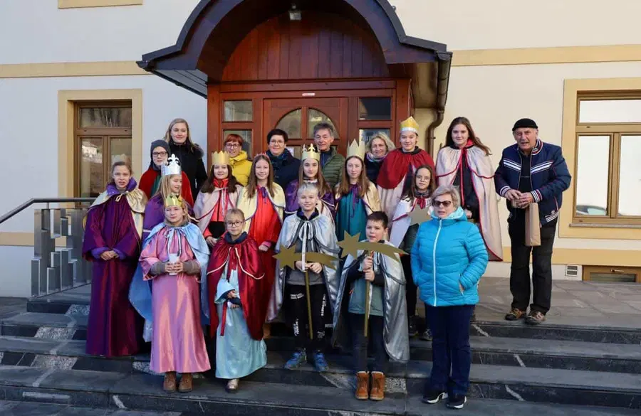 Ravenski otroci - koledniki obiskali več kot 100 domov (FOTO)