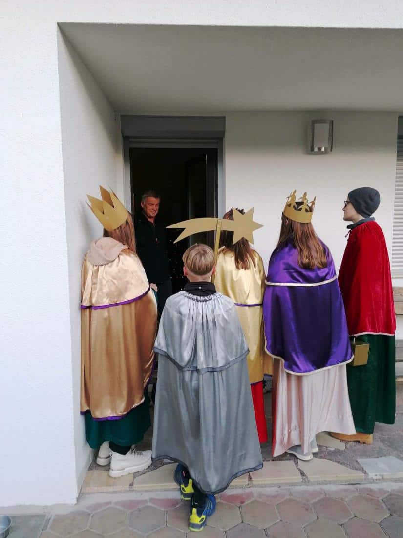Danes, na predvečer svetih treh kraljev, domove obiskujejo koledniki