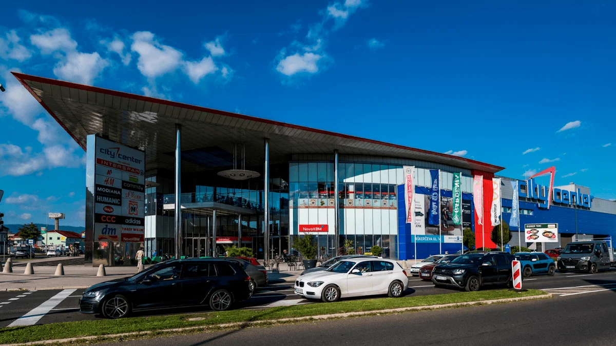 Danes v Celju preventivno izpraznili nakupovalni središči zaradi obvestila o eksplozivnem telesu