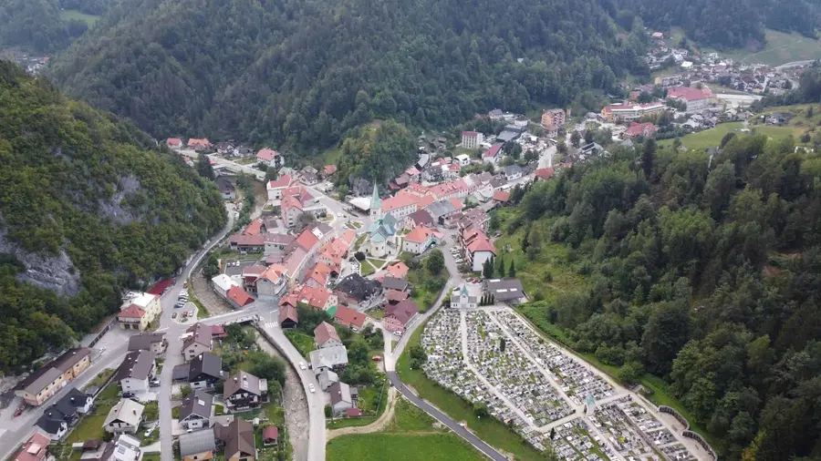 Gradnja snežnih gradov pomemben turistični produkt Črne, v turizmu tam dodatne naložbe