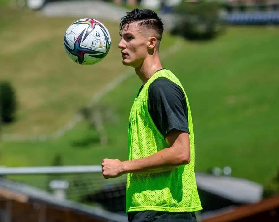 Šeško je tretji najbolj vznemirljiv najstnik v svetu nogometa po letošnjem izboru britanskega magazina