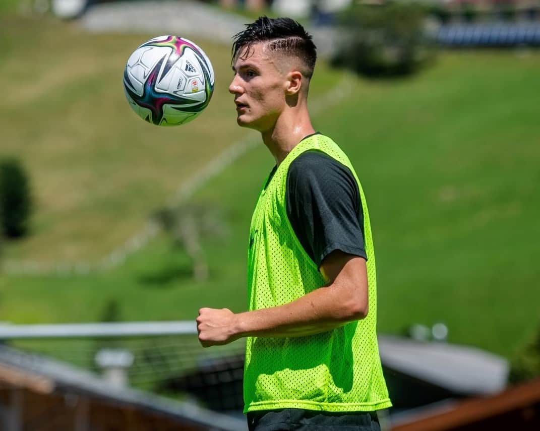 Šeško je tretji najbolj vznemirljiv najstnik v svetu nogometa po letošnjem izboru britanskega magazina