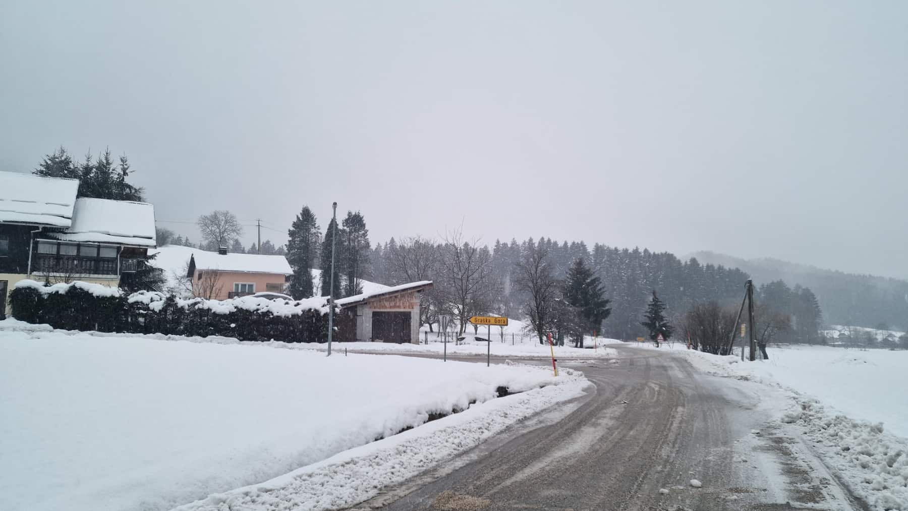 Zaradi slabih razmer na cestah in močnega sneženja so zaprti določeni odseki cest od 16. ure