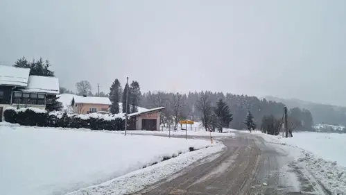 Zaradi slabih razmer na cestah in močnega sneženja so zaprti določeni odseki cest od 16. ure