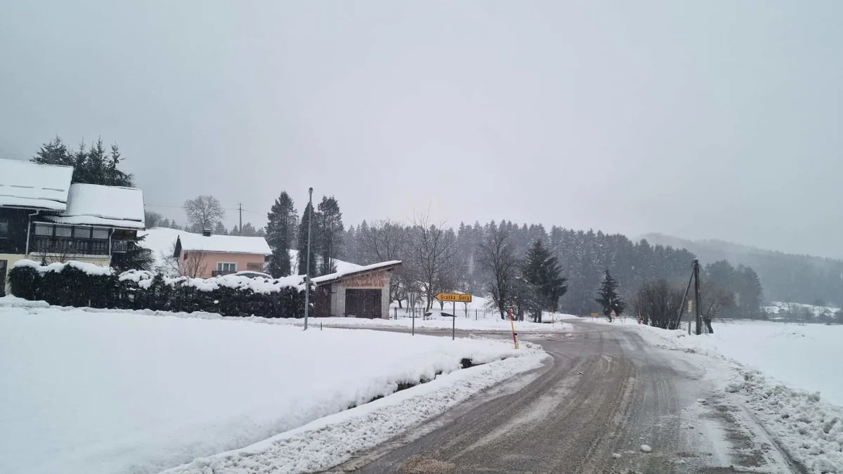 Na Koroškem ponekod še omejitve v prometu zaradi posledic sneženja