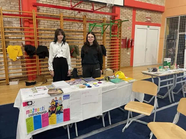 Karierna tržnica na OŠ Koroških jeklarjev privabila številne predstavnike organizacij in šol (FOTO)