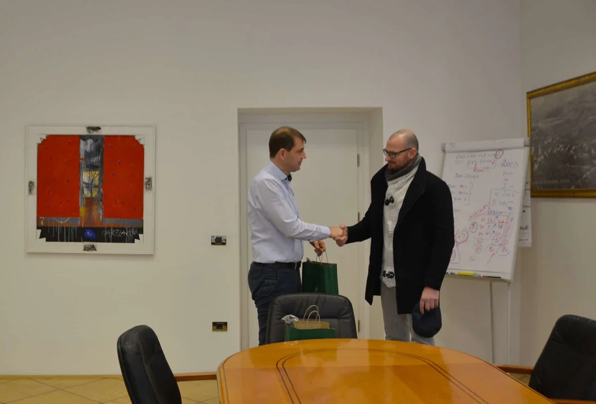 Občina Ravne na Koroškem se je danes s sprejemom zahvalila rešitelju psa in junaku Koroške Bojanu Kokalu