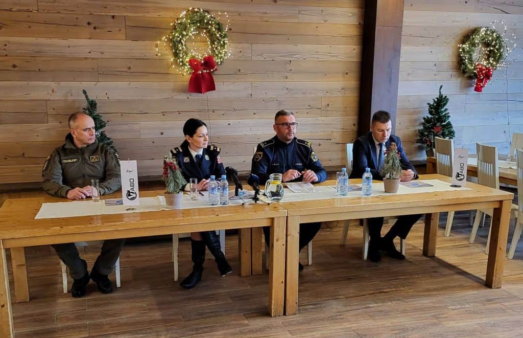 Sodelovanje slovenskih in hrvaških policistov na smučiščih med zimsko turistično sezono