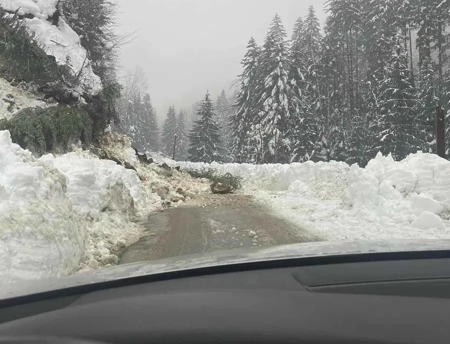 Pozor - Ožbaltska graba je neprevozna zaradi plazu