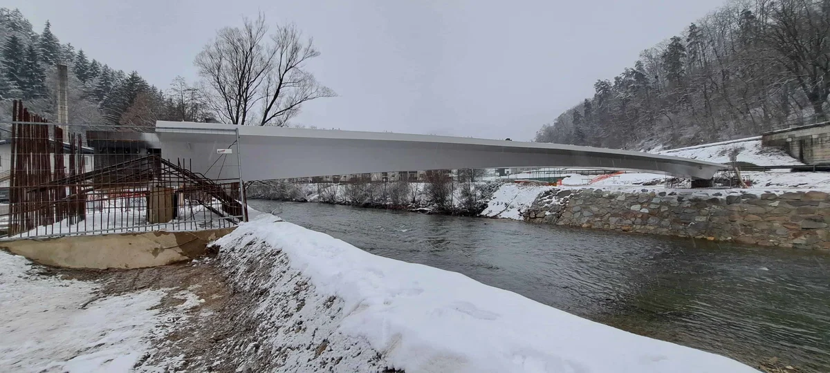 Jeklena nosilna konstrukcija kolesarske brvi na relaciji Meža - Dravograd je že na svojem mestu