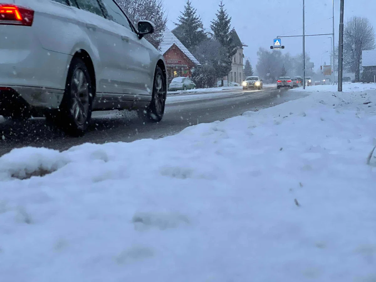 Sneg na nekaterih koroških cestah že povzroča preglavice, prihaja do zastojev