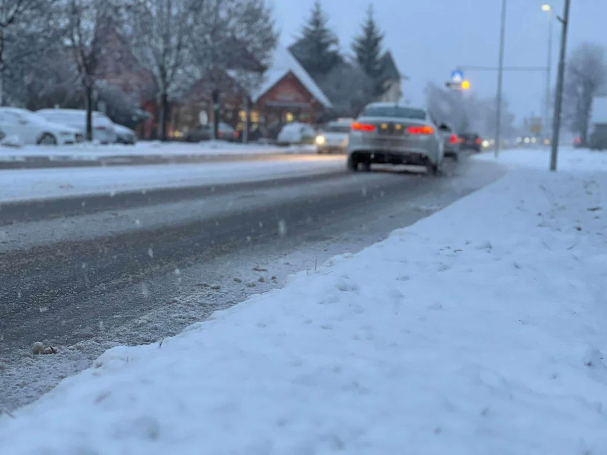 V zimskih razmerah naj bodo vozila primerno opremljena, vozniki naj vožnjo prilagodijo razmeram