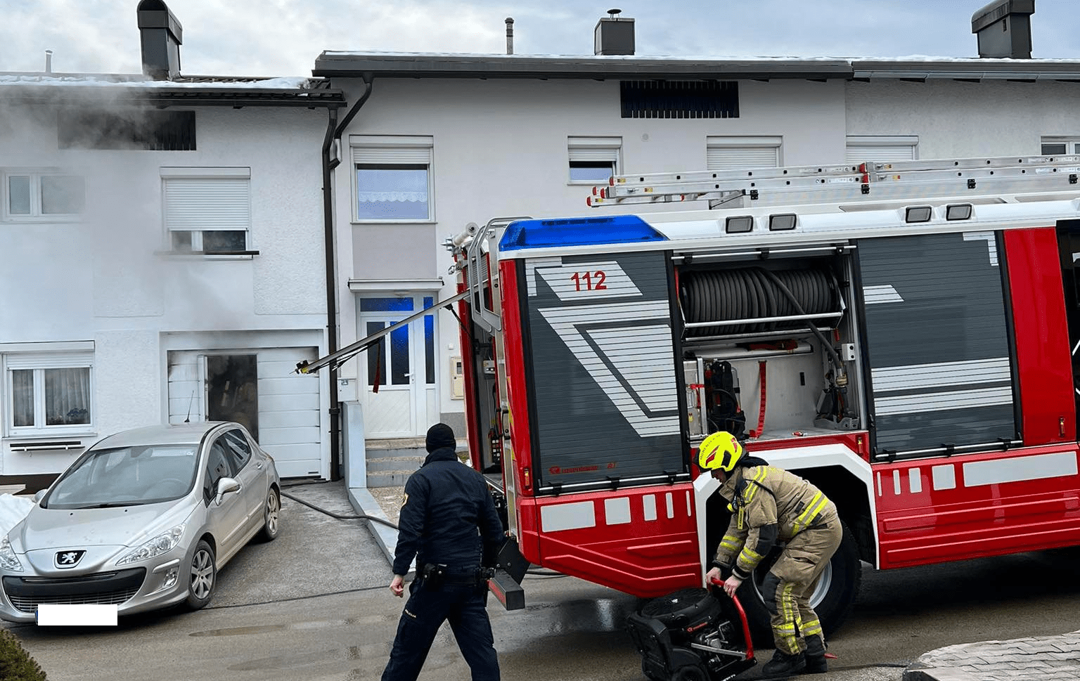 FOTO: V Dobji vasi zagorelo v garaži. Ena oseba prepeljana v bolnišnico
