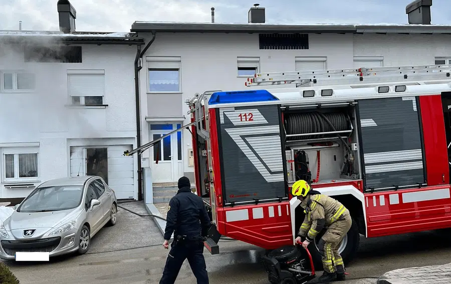 FOTO: V Dobji vasi zagorelo v garaži. Ena oseba prepeljana v bolnišnico
