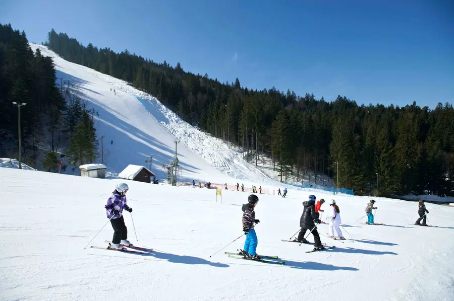 Pri padcu na smučišču se je huje poškodovala smučarka