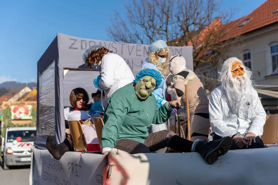Na pustni torek po državi številne povorke ter pokopi pusta