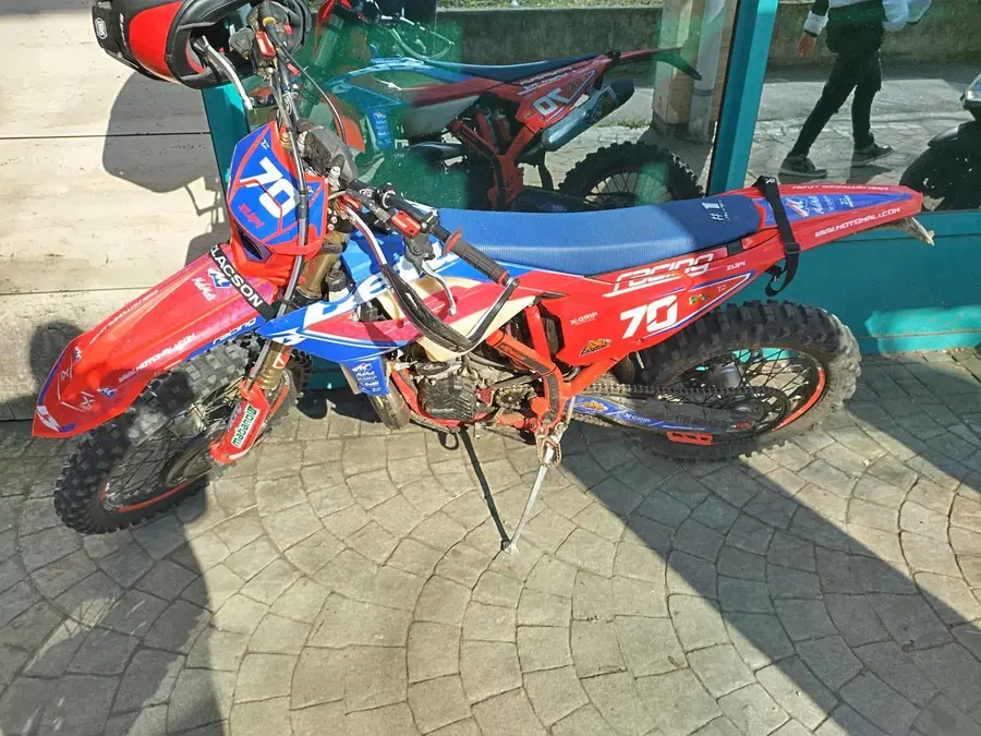 Mladoletni voznik cross motorja vozil nevarno in pod vplivom alkohola