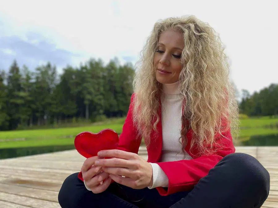 Karizmatična Korošica Dunja Vrhovnik podarja ob  valentinovem avtorsko skladbo "Energija srca"