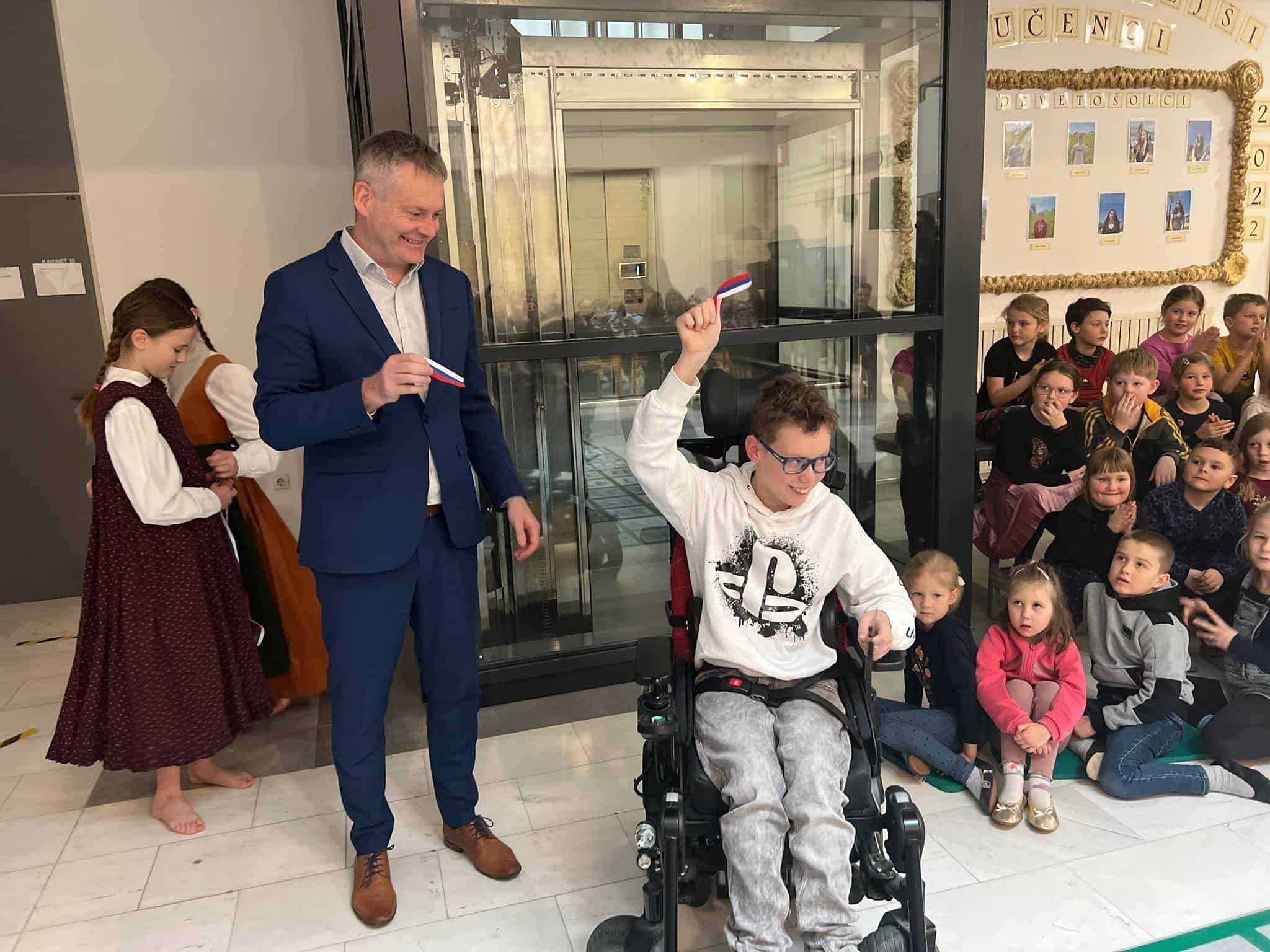 VIDEO: Z otvoritvijo dvigala na Drugi osnovni šoli omogočili enak dostop vsem, predvsem pa Jaki, ki se lahko končno nemoteno giba po prostorih