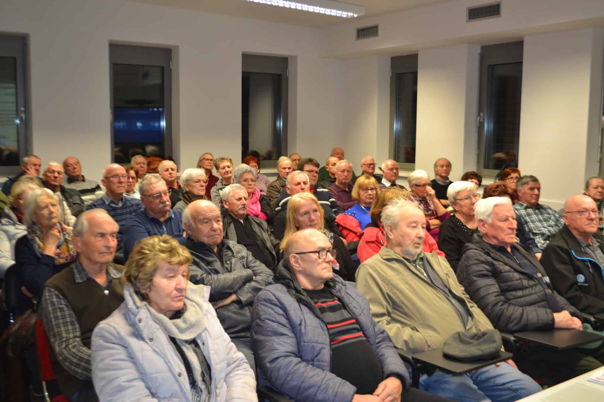 Učna delavnica namenjena starejšim voznicam in voznikom v Radljah ob Dravi je presegla pričakovanja (FOTO)