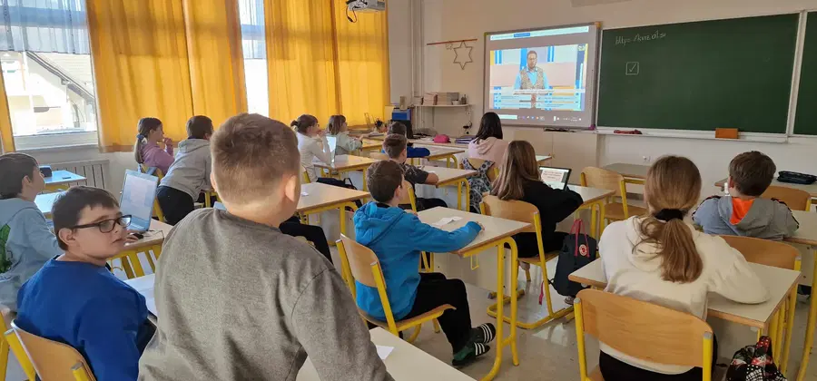 Slovenski osnovnošolci podirali Guinnessov rekord za največji spletni kviz na svetu. Med njimi tudi slovenjgraški osnovnošolci